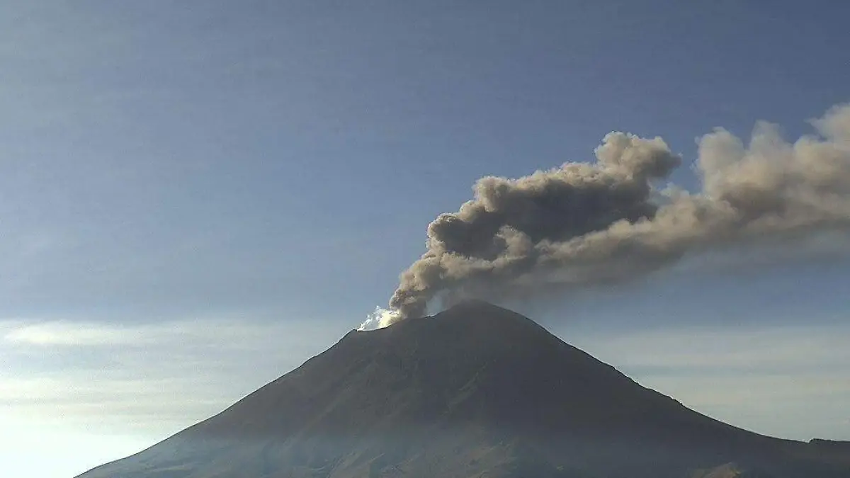 Volcán Popocatépetl registra fumarola de varios metros de altura